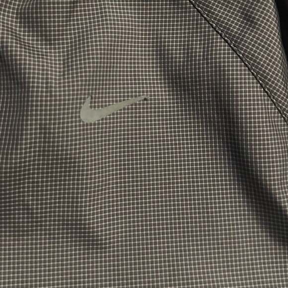 Nike Men's Medium Lightweight Windbreaker Jacket Gray Reflective Hood - Picture 3 of 9